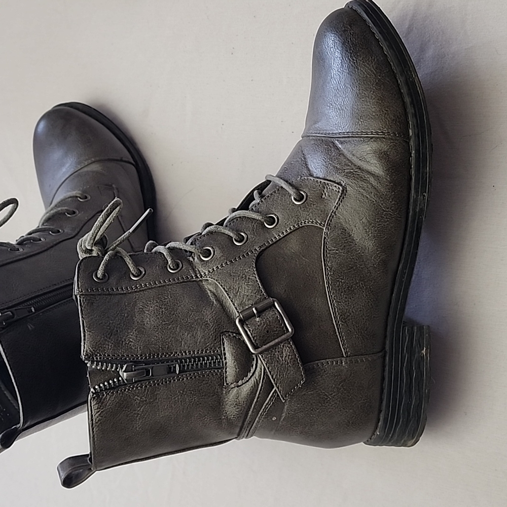 Womans boots - Picture 2 of 3